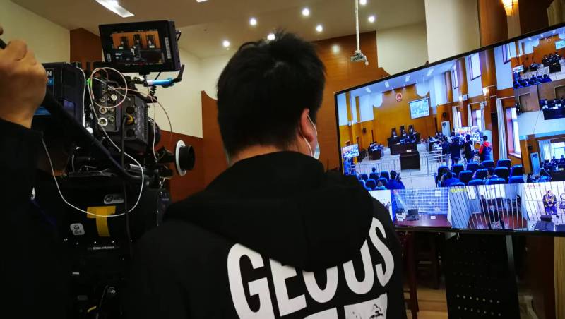 AI生成VS人工创意——铜鼓县广告片拍摄公司的技术浪漫主义实践